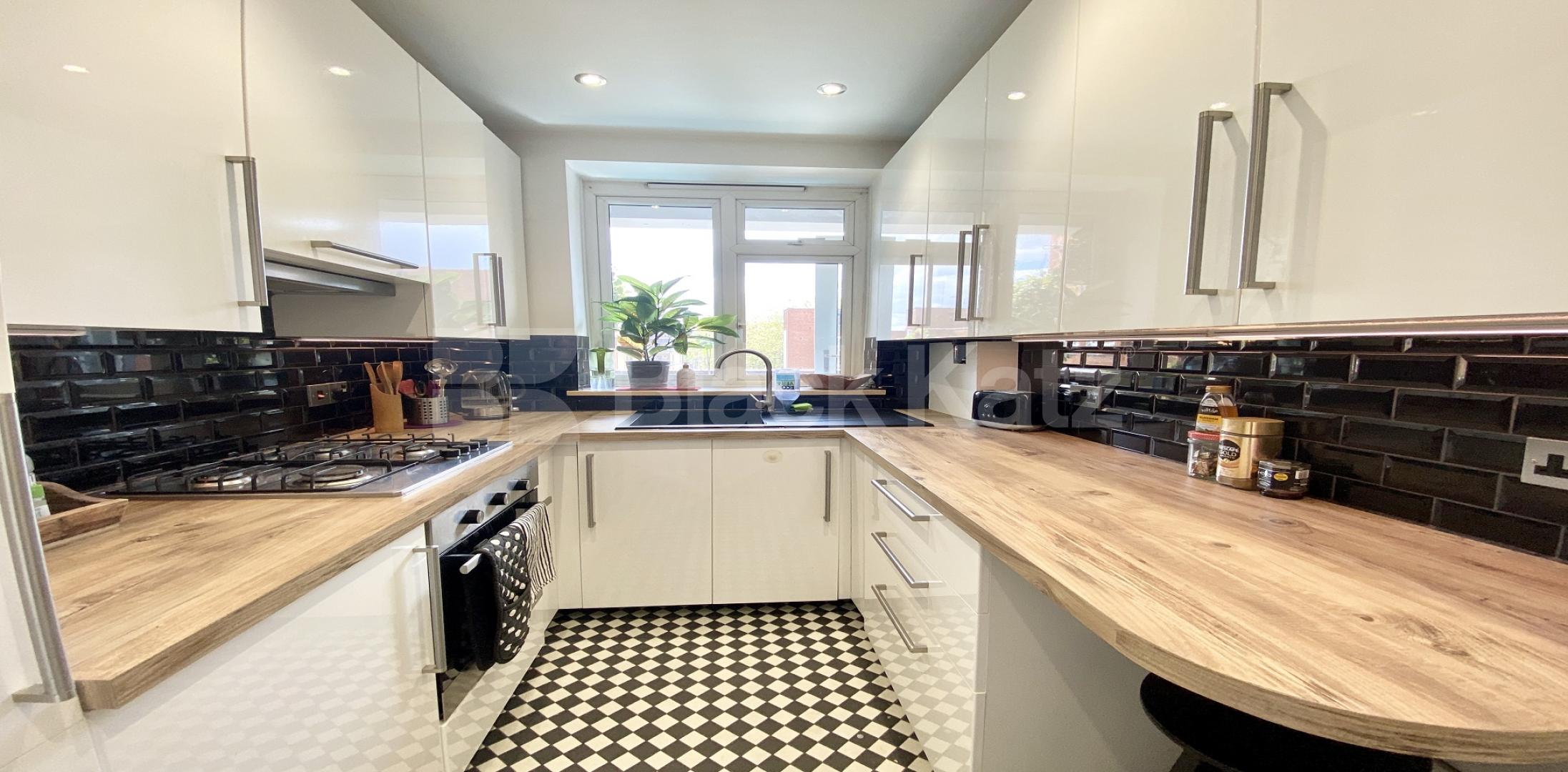 			LET , 2 Bedroom, 1 bath, 1 reception Apartment			 Enid Street, Bermondsey